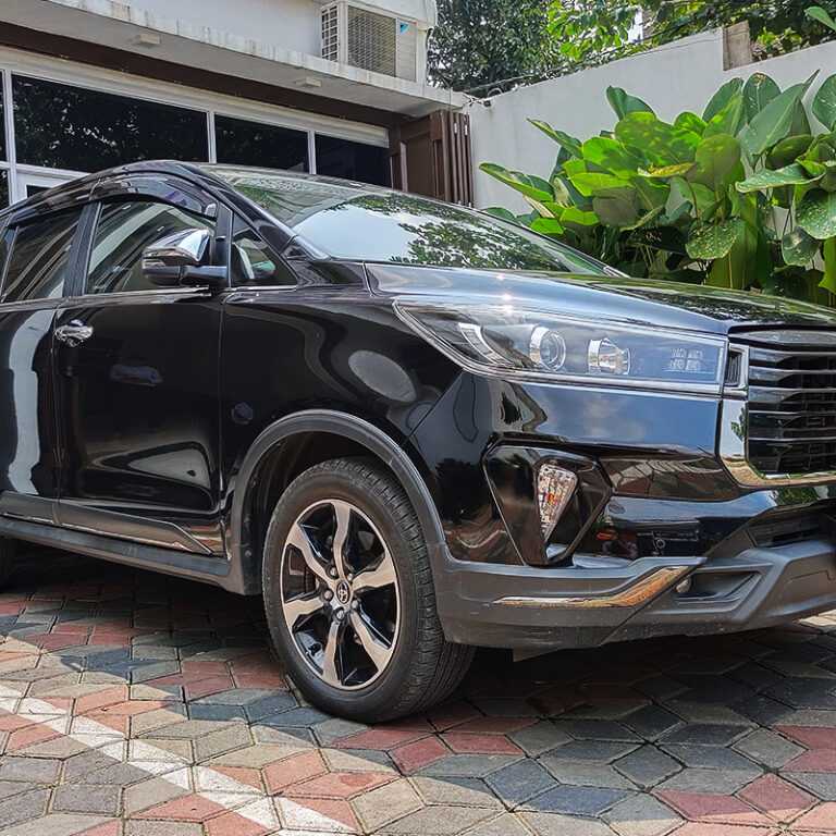 Sewa Mobil Innova Venturer