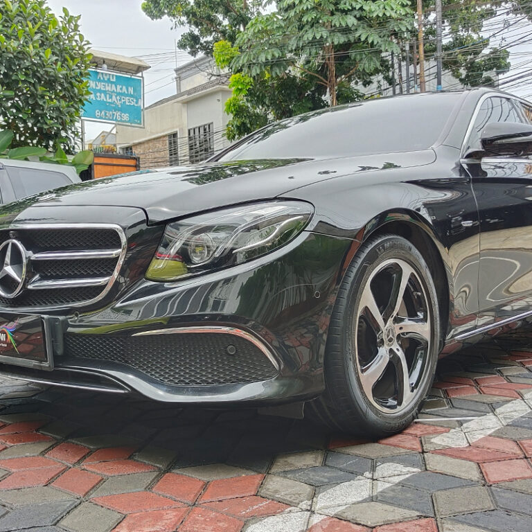 Sewa Mobil Mercedes Benz E 300