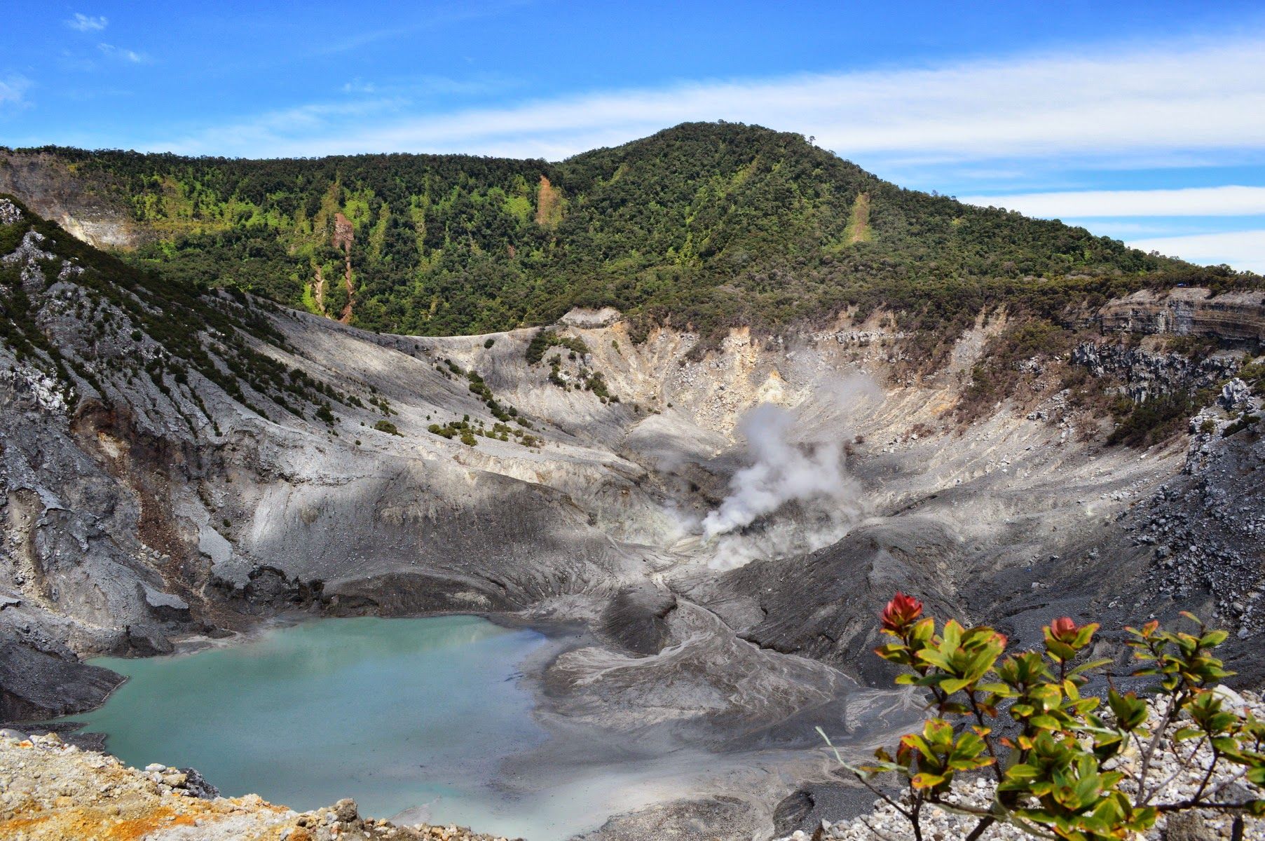 Melihat Keajaiban Alam Tangkuban Perahu Landmark Bersejarah di Bandung