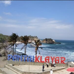 Menyusuri Keindahan Pantai Klayar, Surga Tropis di Pacitan